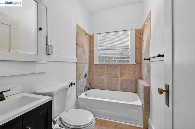 950 Loomis Ct, Oakland, CA 94606