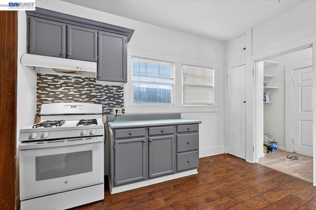 950 Loomis Ct, Oakland, CA 94606