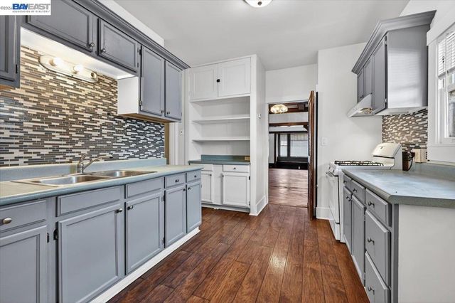 950 Loomis Ct, Oakland, CA 94606