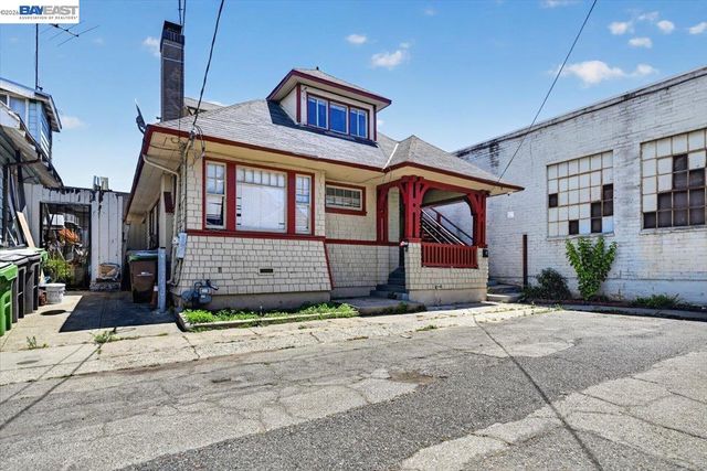 950 Loomis Ct, Oakland, CA 94606