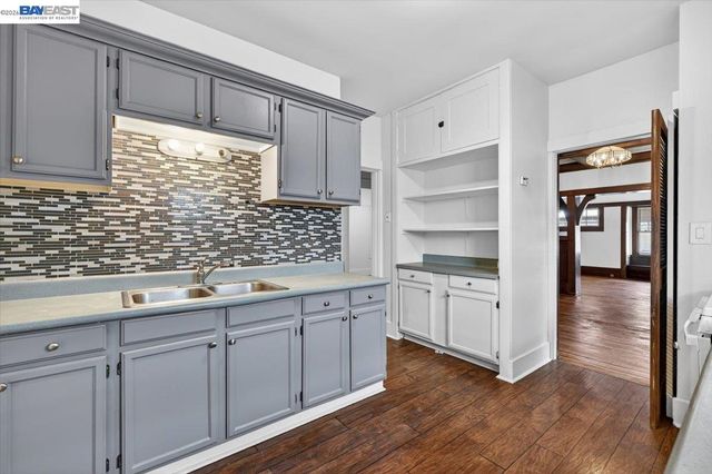 950 Loomis Ct, Oakland, CA 94606