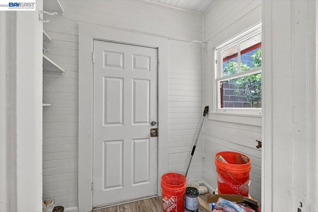 950 Loomis Ct, Oakland, CA 94606