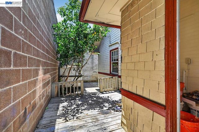 950 Loomis Ct, Oakland, CA 94606