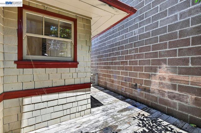 950 Loomis Ct, Oakland, CA 94606