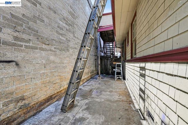 950 Loomis Ct, Oakland, CA 94606