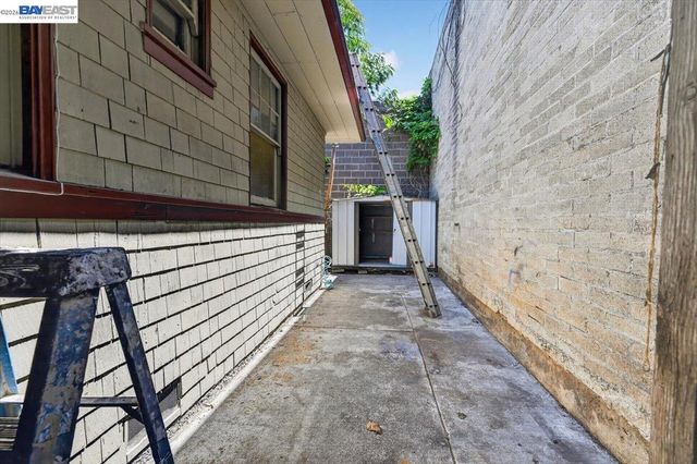 950 Loomis Ct, Oakland, CA 94606