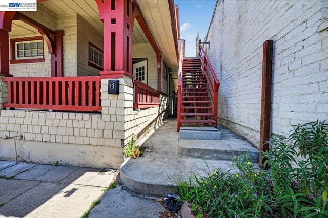 950 Loomis Ct, Oakland, CA 94606
