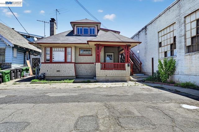 950 Loomis Ct, Oakland, CA 94606
