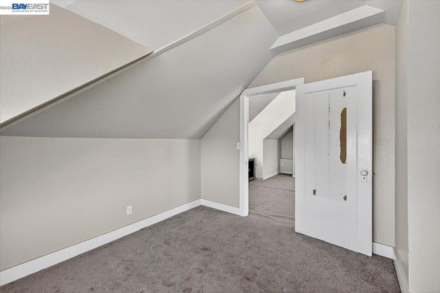 950 Loomis Ct, Oakland, CA 94606