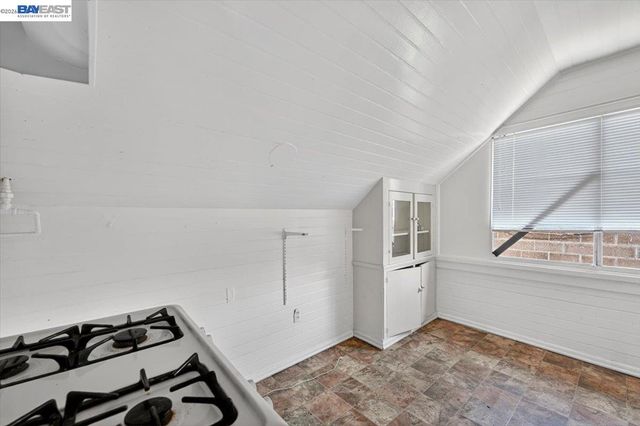 950 Loomis Ct, Oakland, CA 94606