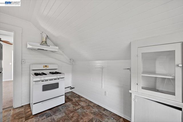 950 Loomis Ct, Oakland, CA 94606