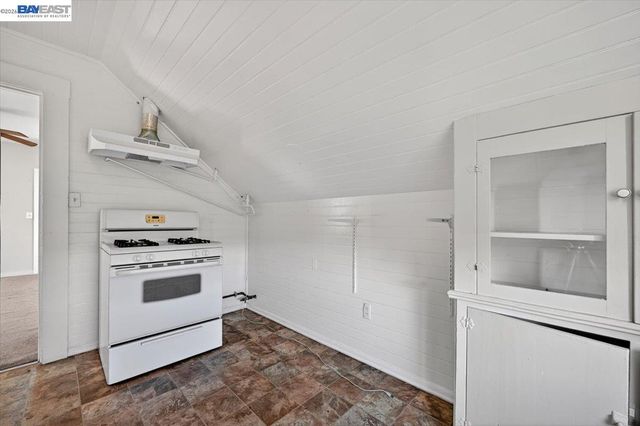 950 Loomis Ct, Oakland, CA 94606