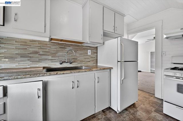 950 Loomis Ct, Oakland, CA 94606