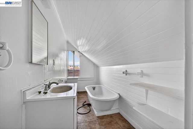 950 Loomis Ct, Oakland, CA 94606