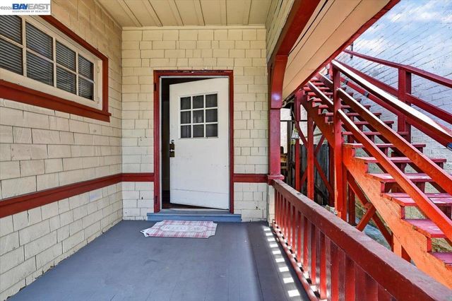 950 Loomis Ct, Oakland, CA 94606