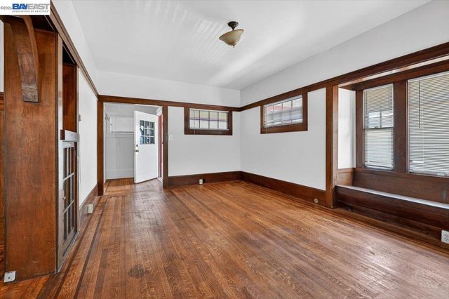 950 Loomis Ct, Oakland, CA 94606