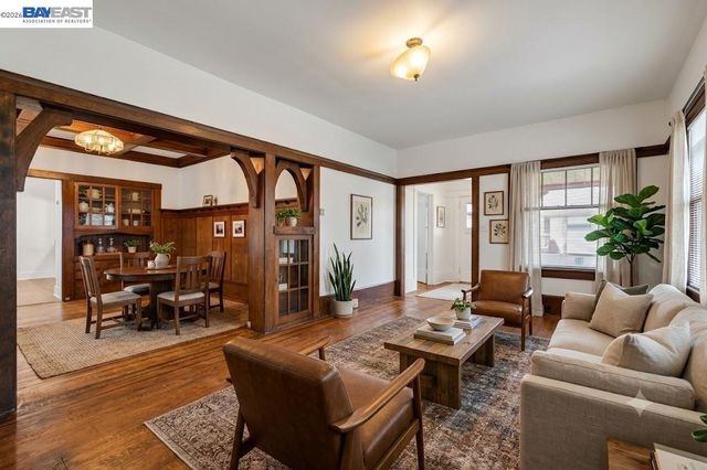 950 Loomis Ct, Oakland, CA 94606