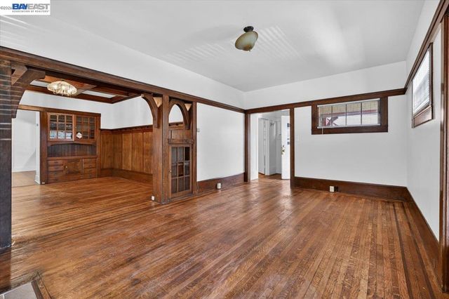 950 Loomis Ct, Oakland, CA 94606