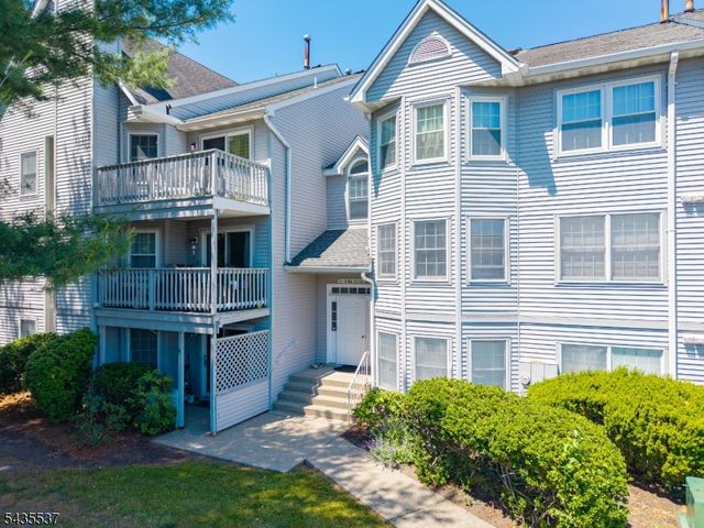 15 Boulder Run Rd, Paterson City, NJ 07501