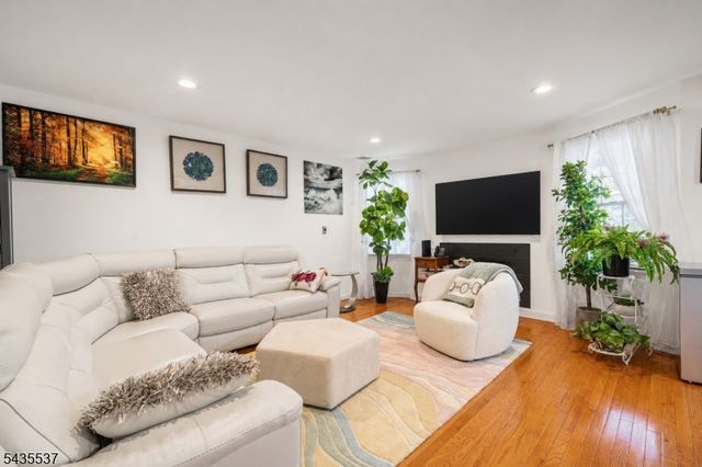 15 Boulder Run Rd, Paterson City, NJ 07501