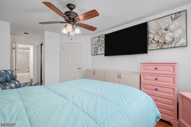 15 Boulder Run Rd, Paterson City, NJ 07501