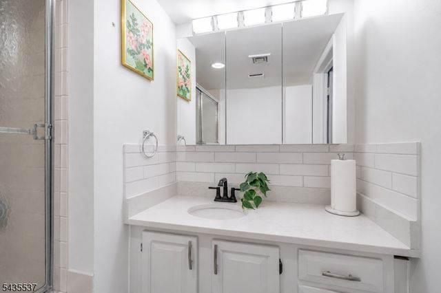 15 Boulder Run Rd, Paterson City, NJ 07501