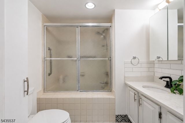 15 Boulder Run Rd, Paterson City, NJ 07501