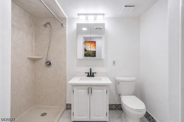 15 Boulder Run Rd, Paterson City, NJ 07501