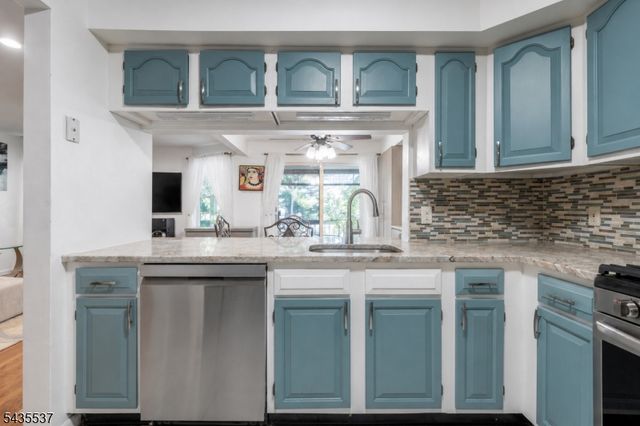 15 Boulder Run Rd, Paterson City, NJ 07501