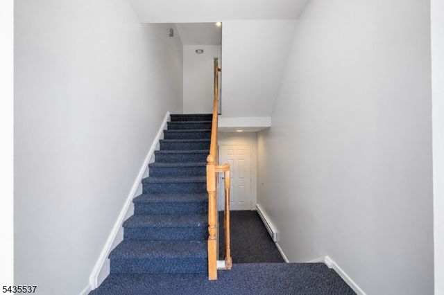 15 Boulder Run Rd, Paterson City, NJ 07501