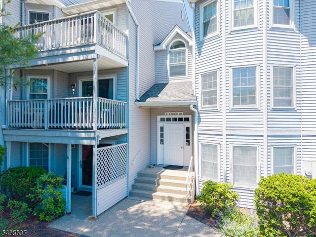 15 Boulder Run Rd, Paterson City, NJ 07501