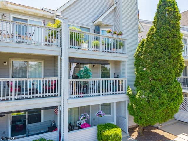 15 Boulder Run Rd, Paterson City, NJ 07501