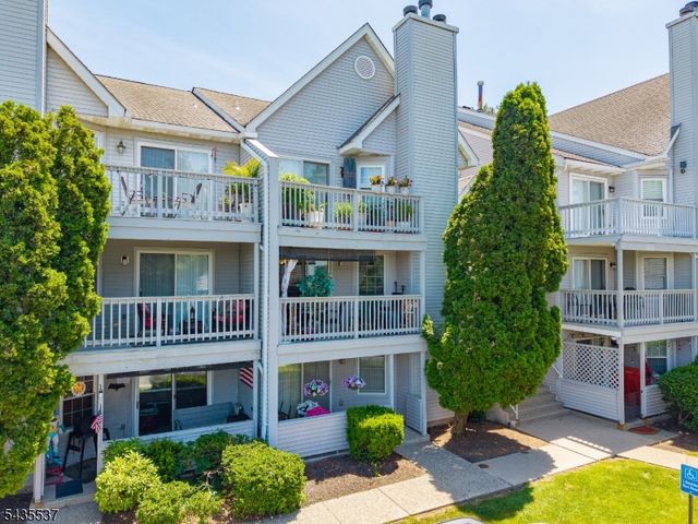 15 Boulder Run Rd, Paterson City, NJ 07501