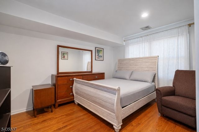 15 Boulder Run Rd, Paterson City, NJ 07501