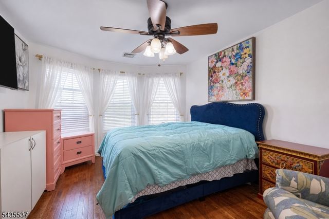 15 Boulder Run Rd, Paterson City, NJ 07501