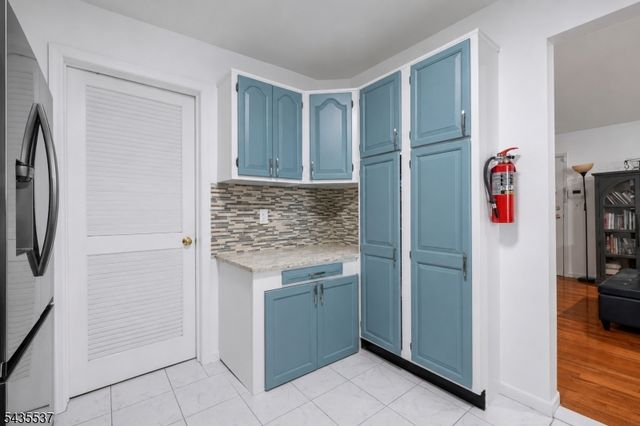15 Boulder Run Rd, Paterson City, NJ 07501