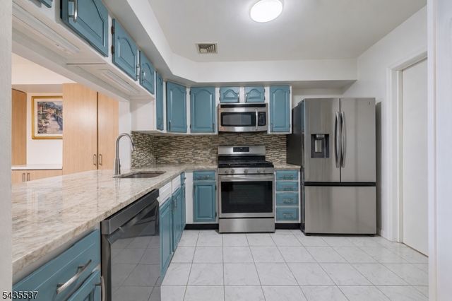 15 Boulder Run Rd, Paterson City, NJ 07501