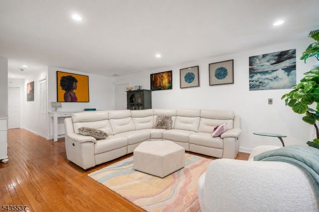 15 Boulder Run Rd, Paterson City, NJ 07501