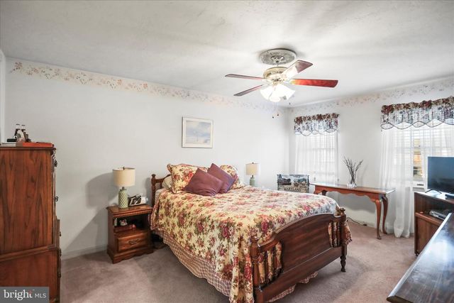 32 MAGNOLIA LN, Hanover, PA 17331