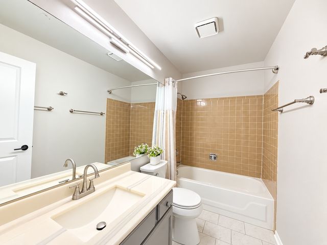 7818 Darien Lake Drive, Darien, IL 60561