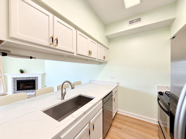 7818 Darien Lake Drive, Darien, IL 60561
