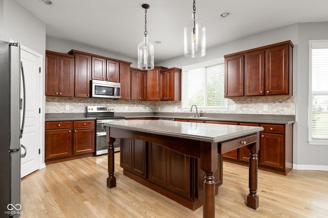 9204 Brookstone Place, Zionsville, IN 46077