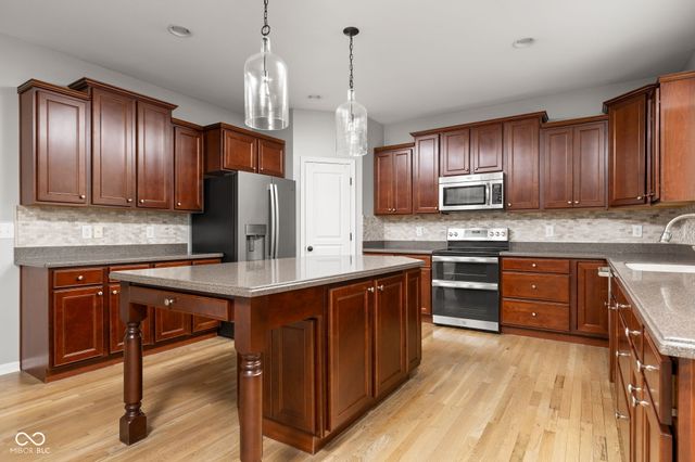 9204 Brookstone Place, Zionsville, IN 46077