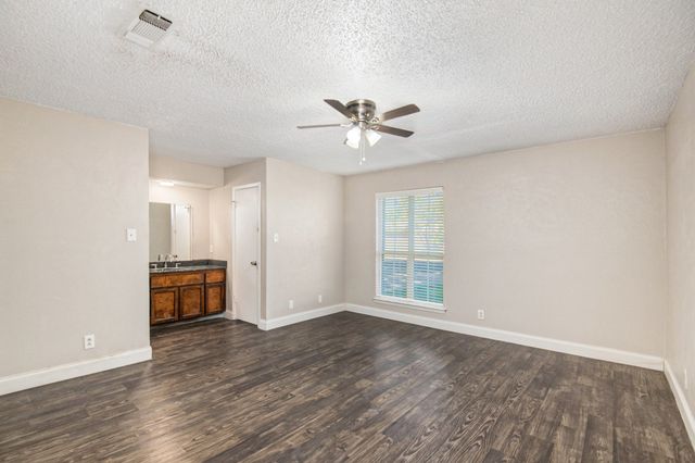 6915 W Cleburne Road, Fort Worth, TX 76133