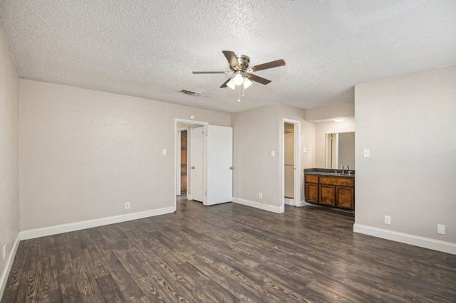 6915 W Cleburne Road, Fort Worth, TX 76133
