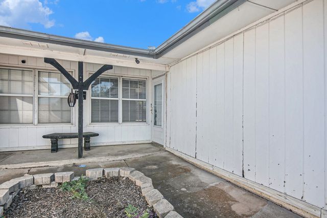 6915 W Cleburne Road, Fort Worth, TX 76133