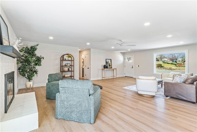 205 Big Tree Drive, Bentonville, AR 72712