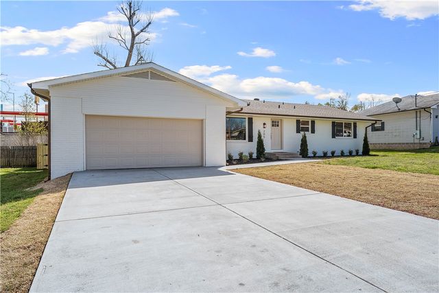 205 Big Tree Drive, Bentonville, AR 72712