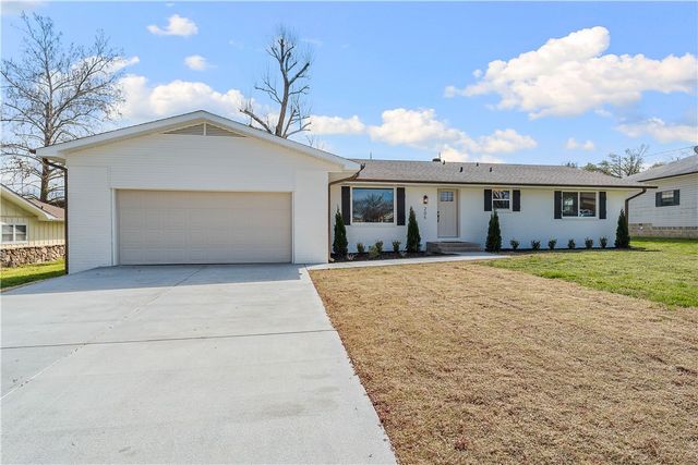 205 Big Tree Drive, Bentonville, AR 72712