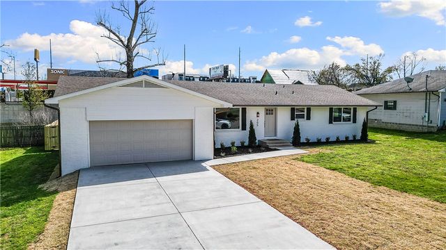 205 Big Tree Drive, Bentonville, AR 72712